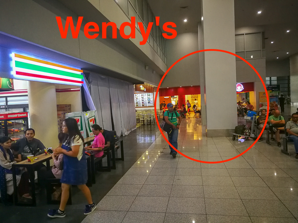 セブンイレブンの少し先にWendy's がある画像