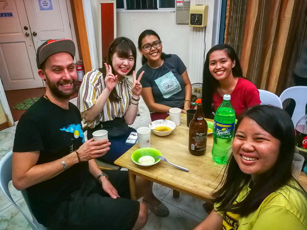 フランス人とフィリピンの東大ことフィイリピン大学女生徒と鍋パーティー参加のHanaさんの画像