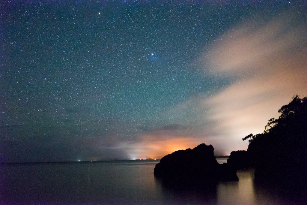 ホテルのすぐ前のビーチから見える夜空の画像