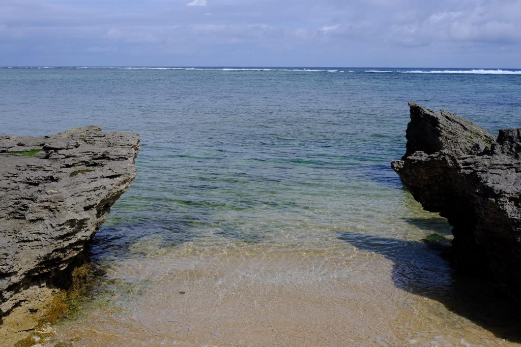 ブルーの海が大きく広がっている画像